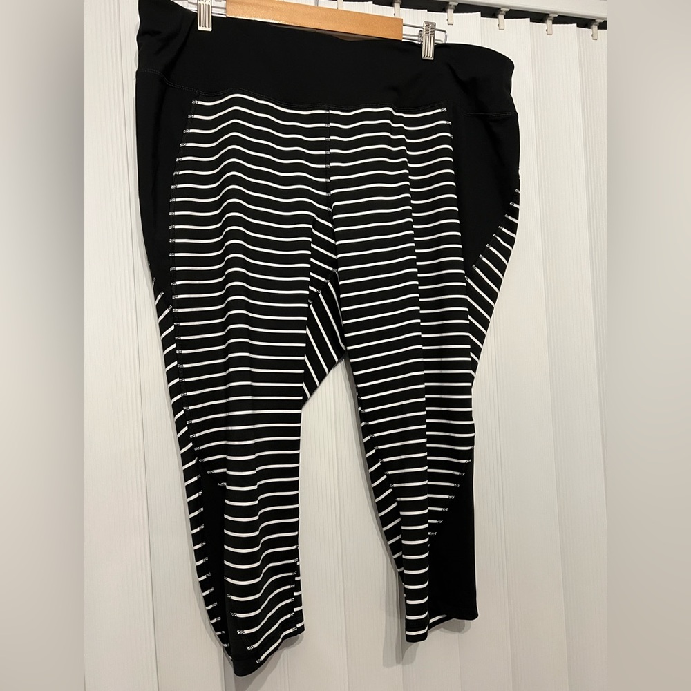 Black and white stripe legging